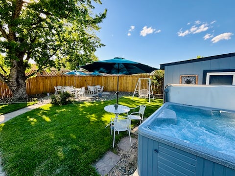 Two Homes - Hot Tub & Large Dining Table Seats 16