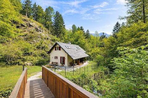 Central Area - New sweet valley cottage & stream