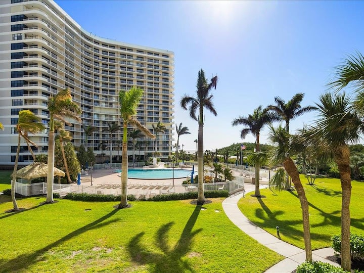 Beachfront 2br/2ba Condo With Pool, Wifi, And Marco Island Views. - Marco Island, FL