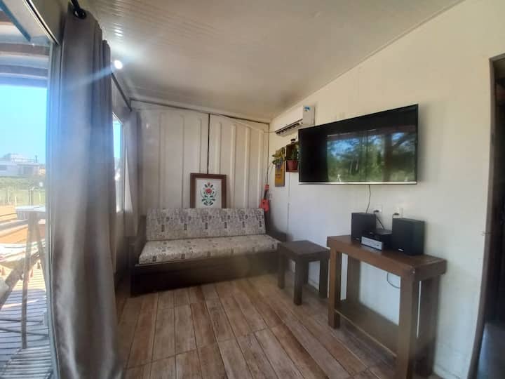 Dnevni boravak s kaučem na razvlačenje, klima-uređajem, SmartTv 46” i stereo uređajem.