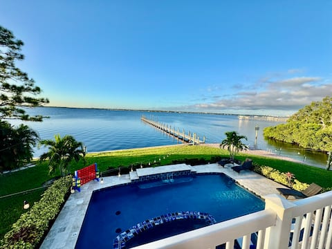 The Blue Heron Riverfront Retreat- with starlink