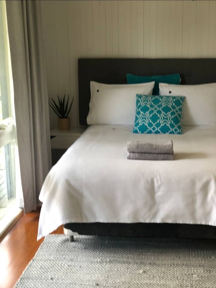 Chambre 1
Lit double
Chambre principale avec climatiseur et chauffage à système bibloc, téléviseur fixé au mur et salle de bain privée attenante