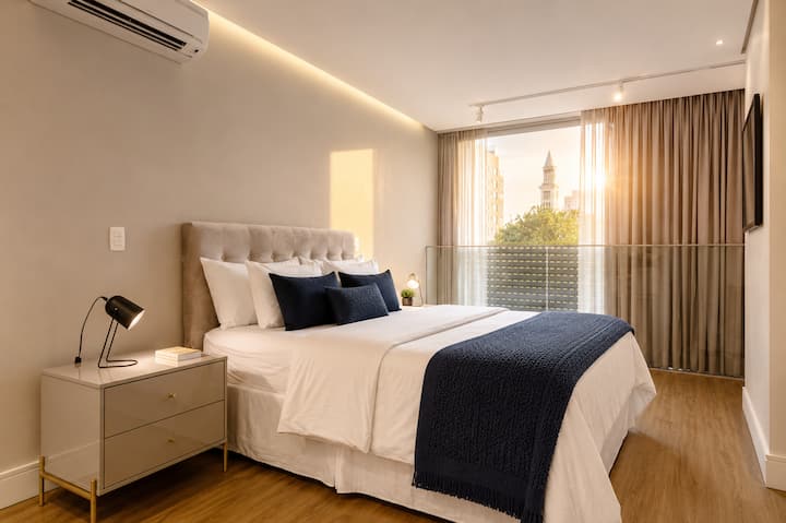 quarto super confortável com ampla janela.