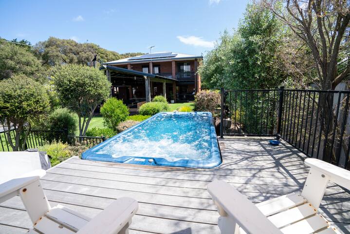 Luxurious multi-family retreat for all seasons. gallery image 2