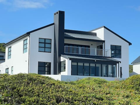 Ocean view beach house. Sleeps 10. Walk to beach.