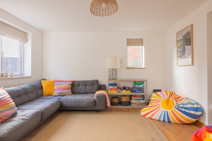 The Recycled House | Sleeps 8 | Close To The Beach - Camber Sands
