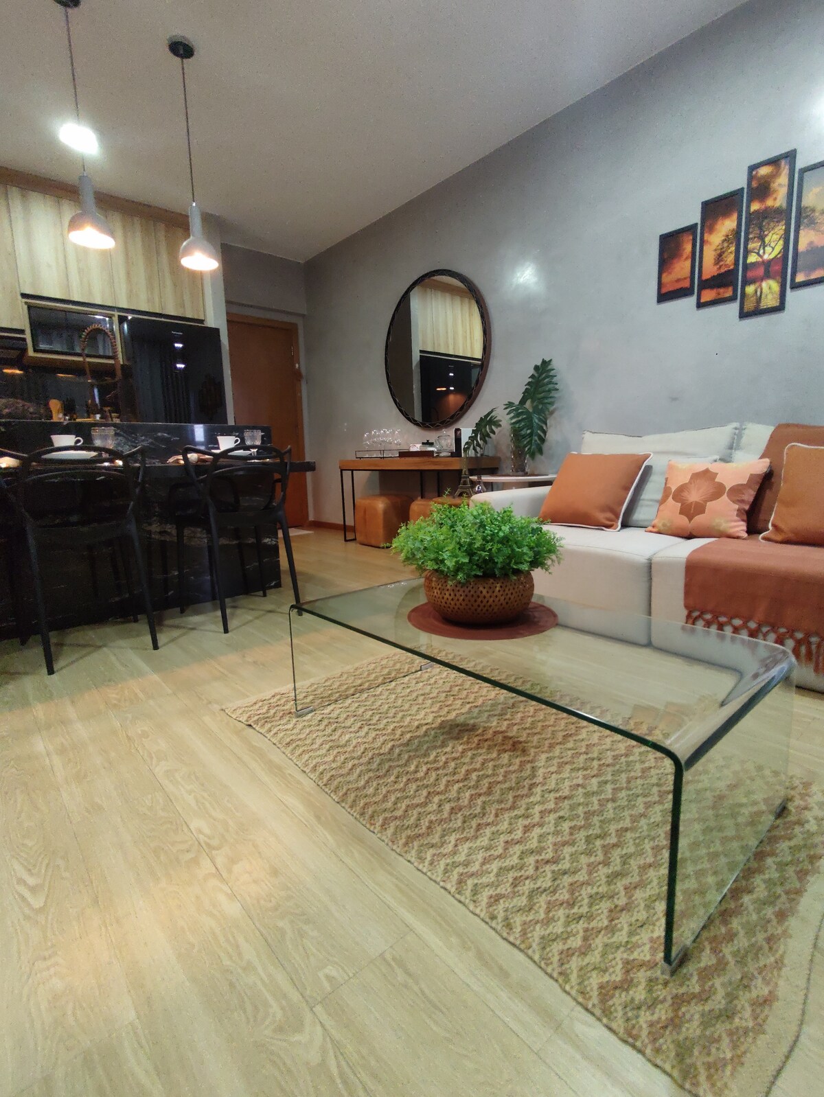 სასადილო და მისაღები ოთახი.