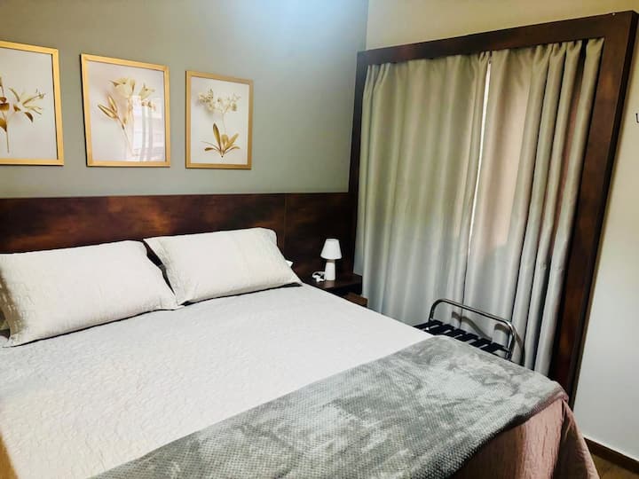 Habitación con TV LED, cama tamaño queen y aire acondicionado dividido