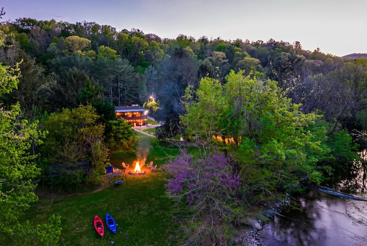 Peaceful Retreat | Hot Tub+Kayaks+Firepit-2 Acres