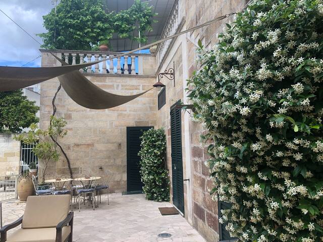 Historic apartment with pool gallery image 2