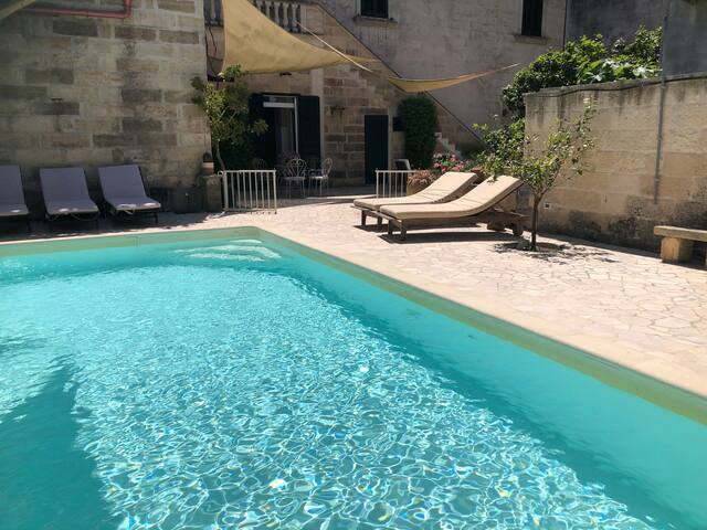 Historic apartment with pool gallery image 5