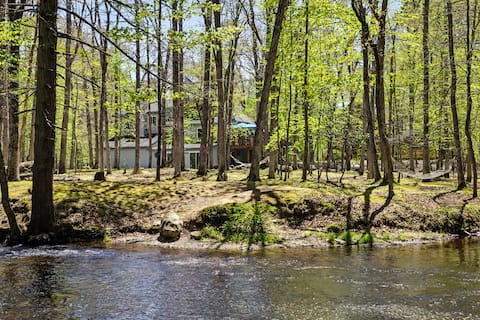 Modern Creek-front, Hot Tub, Volleyball court