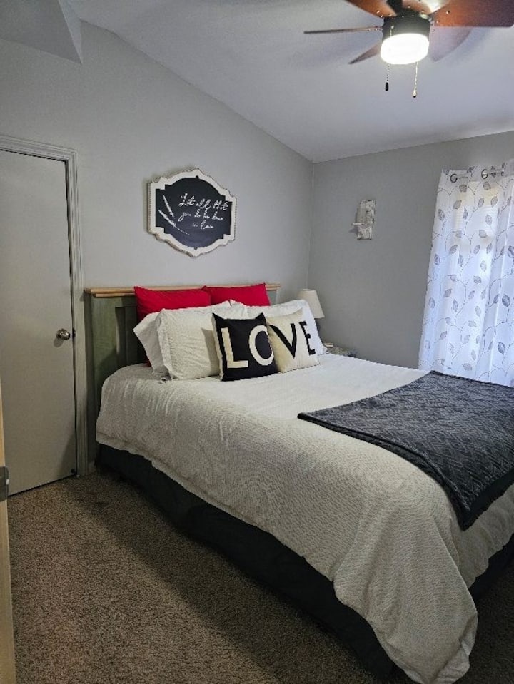 Spálňa s manželskou posteľou Queen na pos