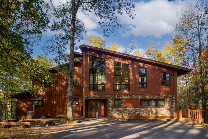 Wakefield Lake Cabin with hot tub and sauna