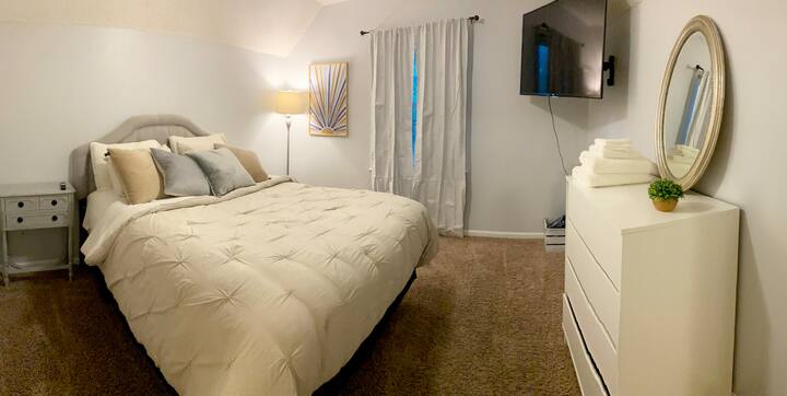 Kitanda chenye starehe, pamoja na  televisheni iliyofungwa.  Furahia onyesho unalolipenda unapopumzika baada ya siku ndefu ya Roll Tide! 