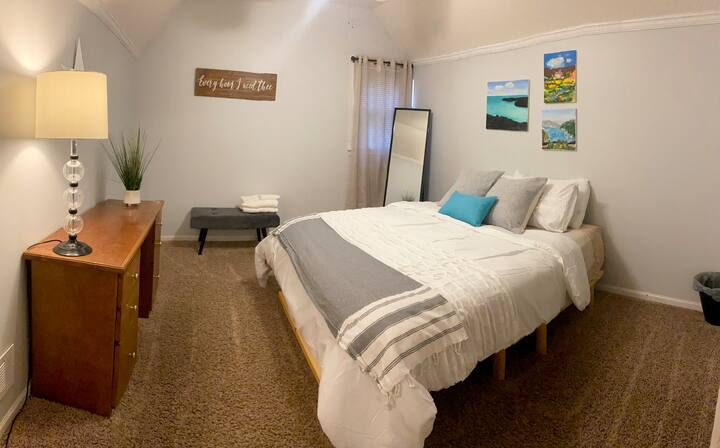 Kitanda hiki cha futoni kinachokunjwa kiko tayari kwa ajili ya kulala vizuri usiku.  Wakati godoro lenye nguvu kuliko chumba cha kulala #3, lina godoro lenye povu 3 la kumbukumbu na faraja laini, yenye starehe.  Furahia mchoro wa binti yangu kama kitovu cha chumba hiki cha kulala cha ghorofa ya juu. 