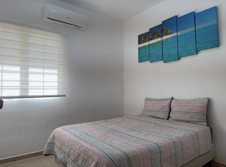 غرفة النوم 2
سرير مزدوج 
الوسائد والفراش وفقًا للطقس 
خزانة 
- مرآة كاملة الطول
مكيف الهواء  
مناشف مايكروفايبر سريعة الجفاف خاصة للاستخدام في حمام السباحة والشاطئ