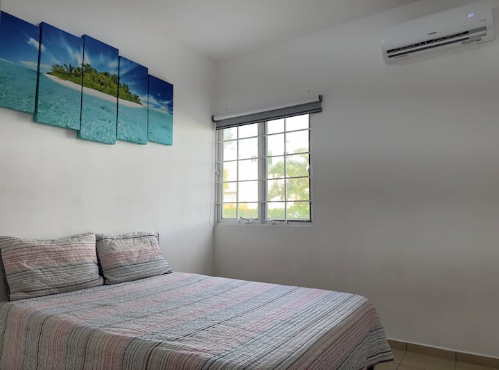 غرفة نوم 1 
سرير مزدوج 
الوسائد والفراش وفقًا للطقس 
خزانة 
- مرآة كاملة الطول 
مكيف الهواء 
مكواة وطاولة كي 
مناشف مايكروفايبر سريعة الجفاف خاصة للاستخدام في حمام السباحة والشاطئ 