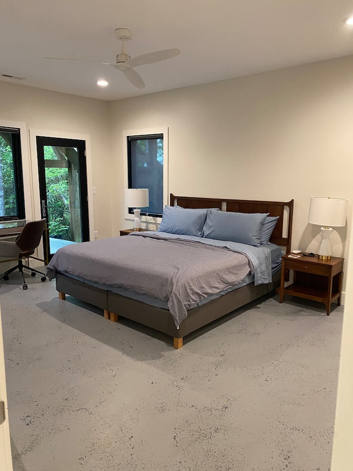 Kitanda aina ya King kilicho na feni ya dari ya baraza iliyofunikwa na taa zinazoweza kupunguka 