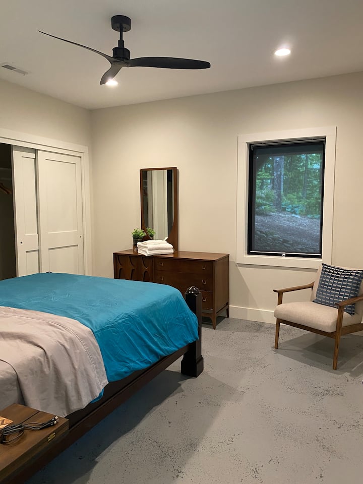 Kitanda cha malkia katika chumba cha kulala cha 2. Feni ya dari. Taa zinaweza kupunguka 