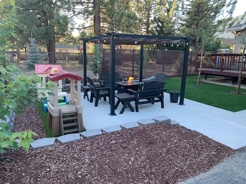 Successful Airbnb property: Clean/Cozy Indoor & Outdoors Fire Pit- BBQ- Fenced in Big Bear City