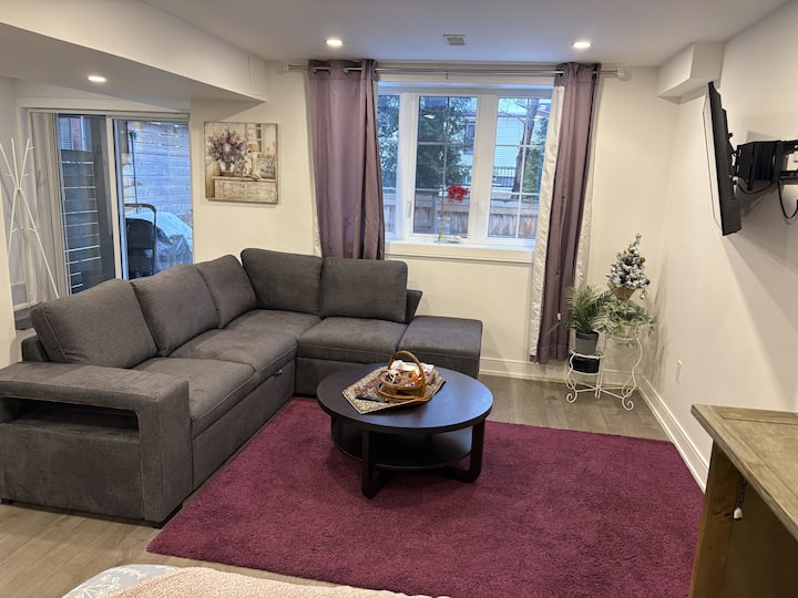 Bright Walkout Studio – Sleeps 4 | Backyard Access - Aurora