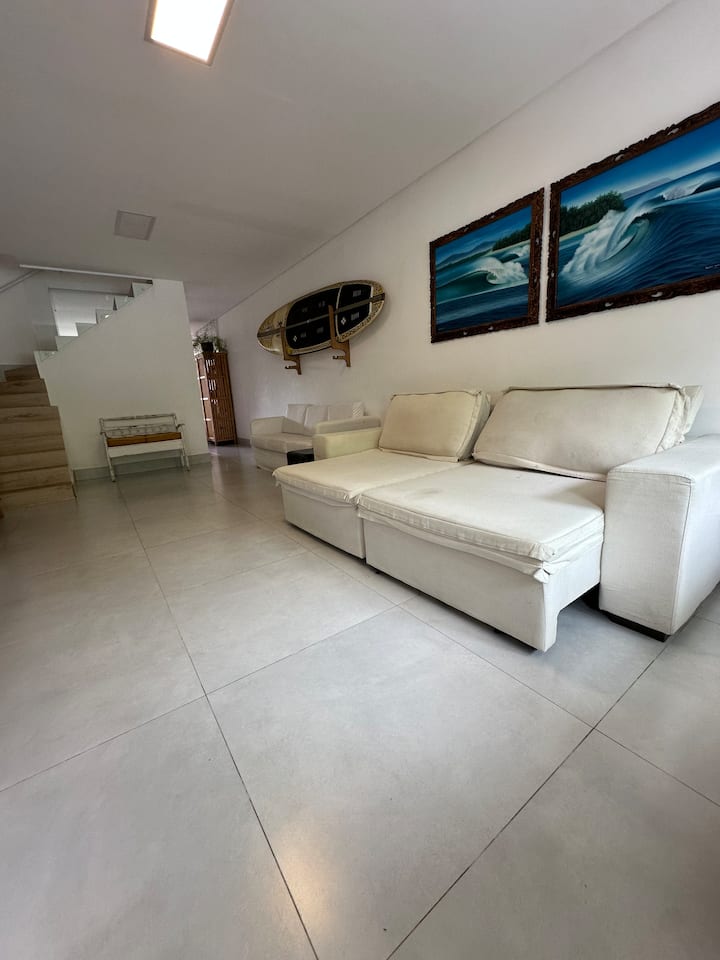 Ოთახი
2 დივნით, კონდიციონერით, ტელევიზორით 50 სანტიმეტრით ყველა არხით.