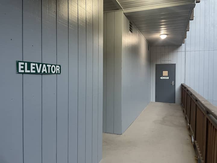 Slope-side entrance on the first floor
