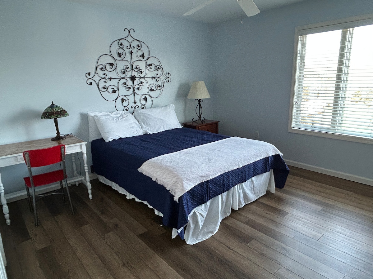 เตียงควีนไซส์พร้อมโต๊ะเครื่องแป้ง โต๊ะทำงานและเก้าอี้ และโต๊ะเครื่องแป้ง  วิวท่าเรือและทะเลสาบ 