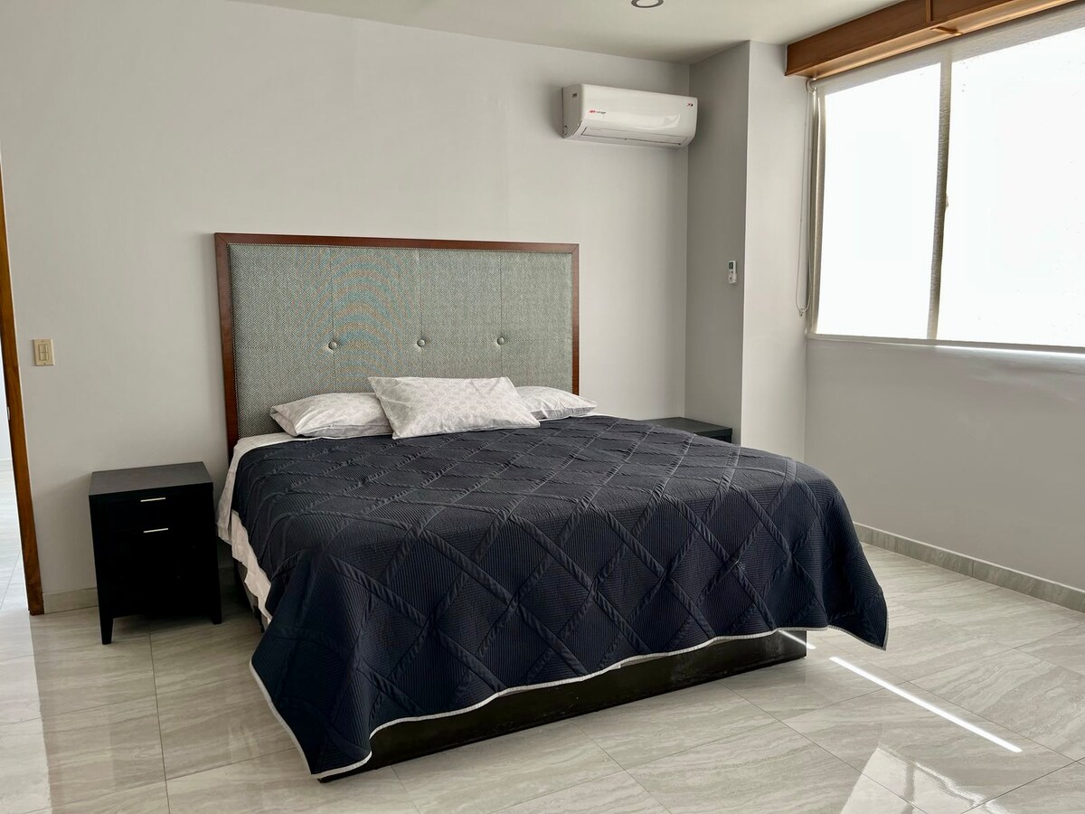 这是主卧室，配有步入式衣橱和独立卫生间。 景观非常好。加大双人床 