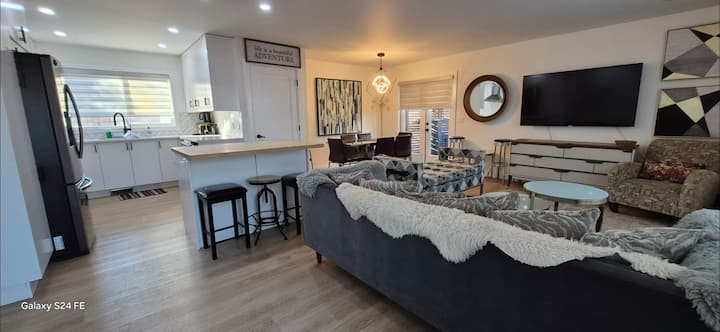 With Ac* Homey & Trendy -4br 3bath No Cleaning Fee - Calgary