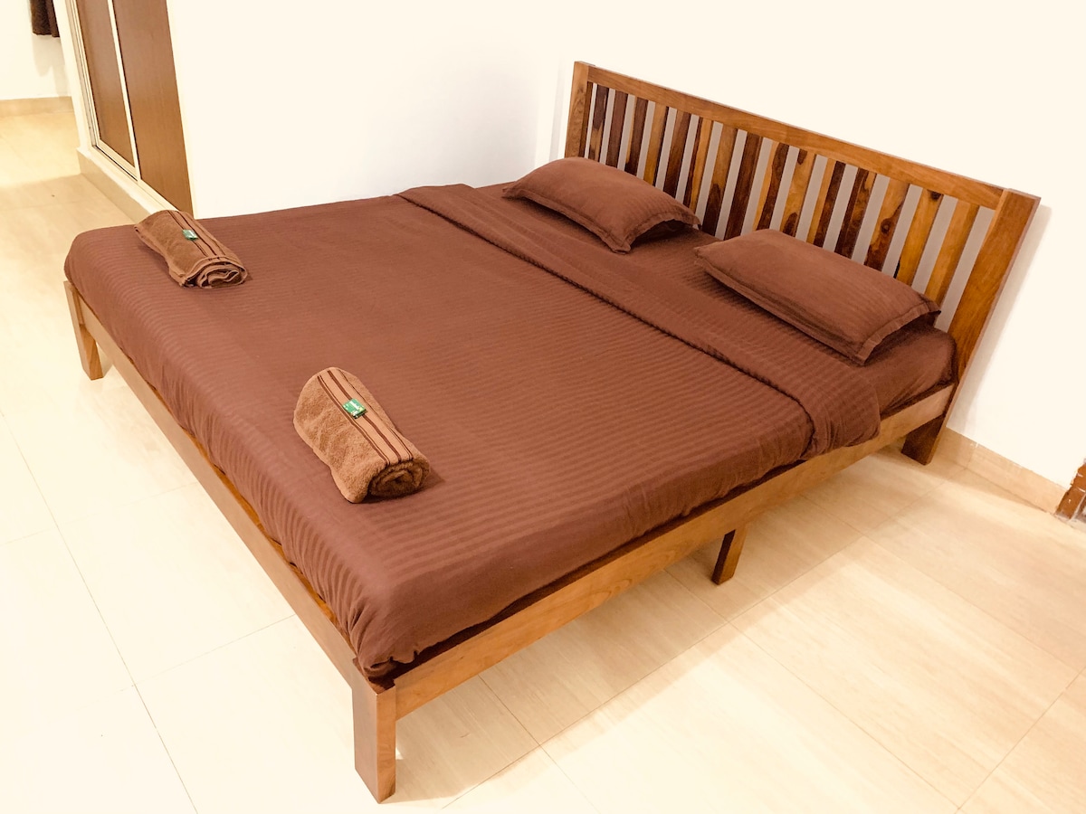 卧室1 ：加大双人床（ 6.5 x 6英尺）