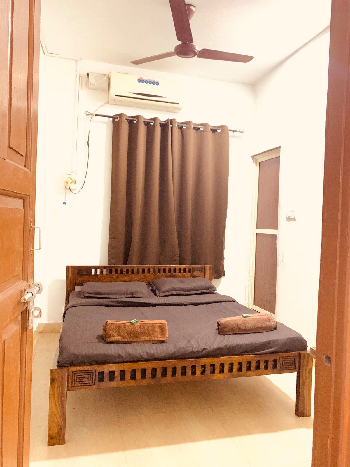 卧室2 ：带空调的标准双人床（ 6X5英尺）。
卧室面积较小。