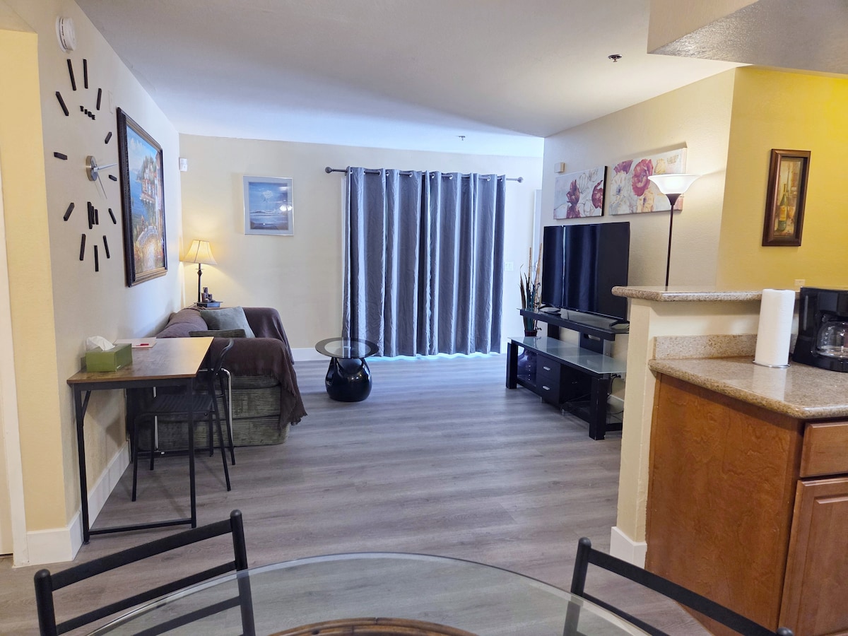 Elegant 2BR/2BA, near Strip, free Parking/Gym/Pool
