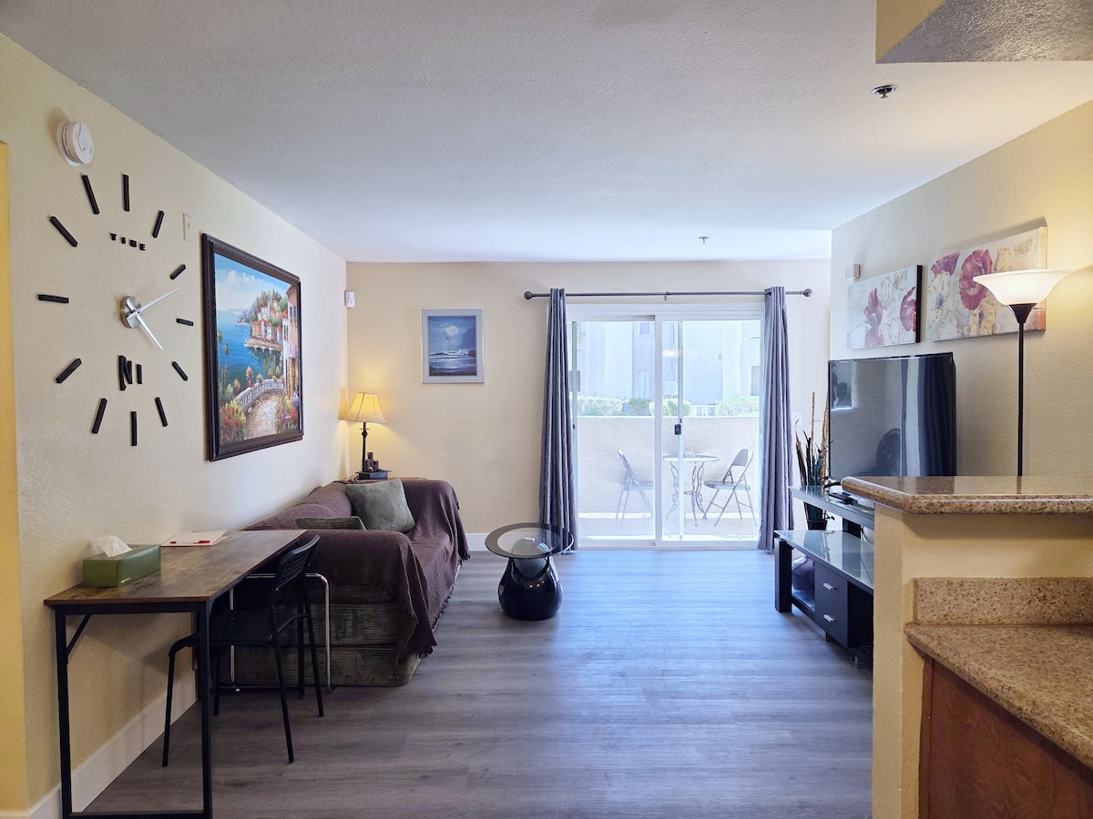 Elegant 2BR/2BA, near Strip, free Parking/Gym/Pool