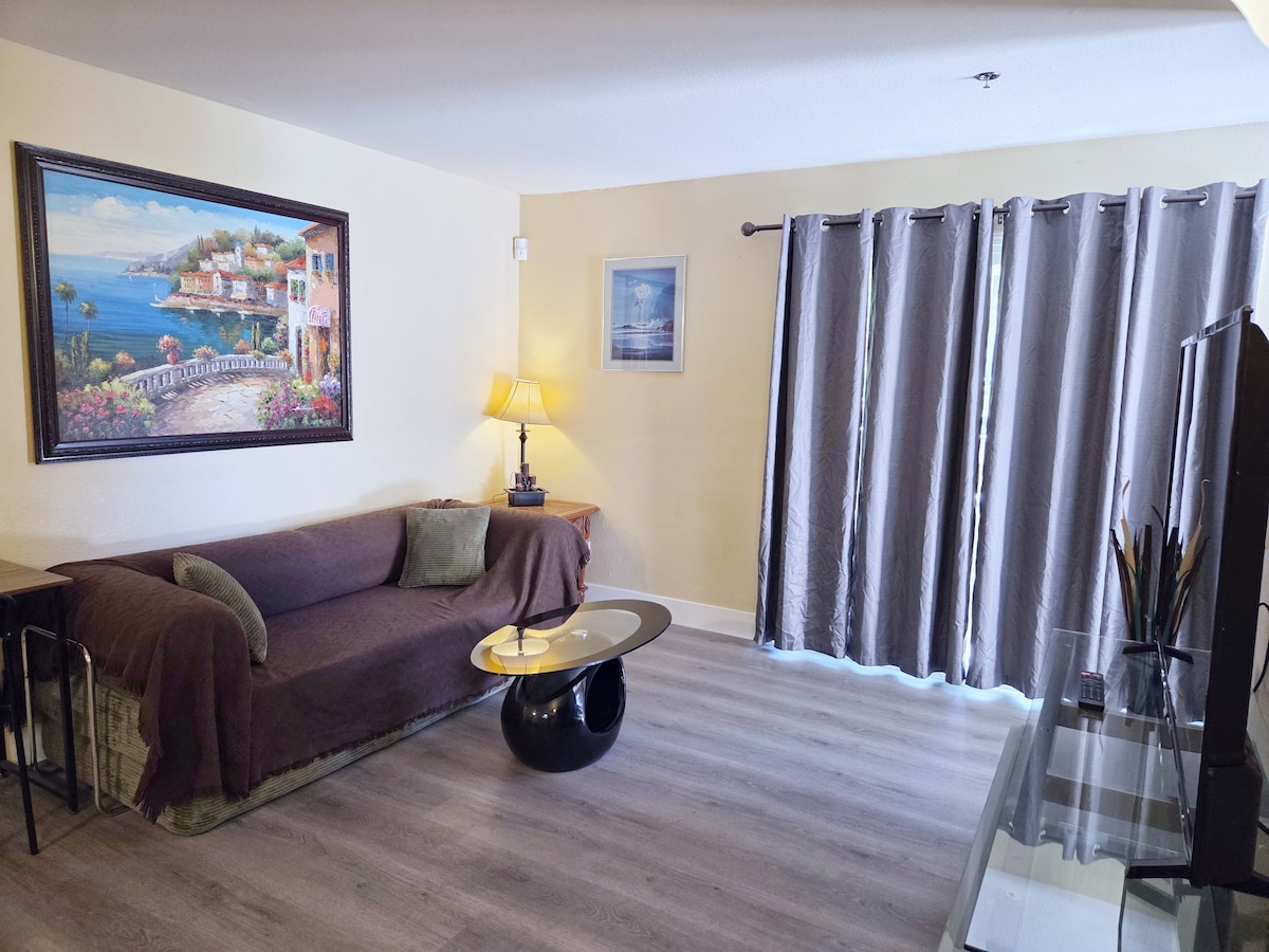 Elegant 2BR/2BA, near Strip, free Parking/Gym/Pool