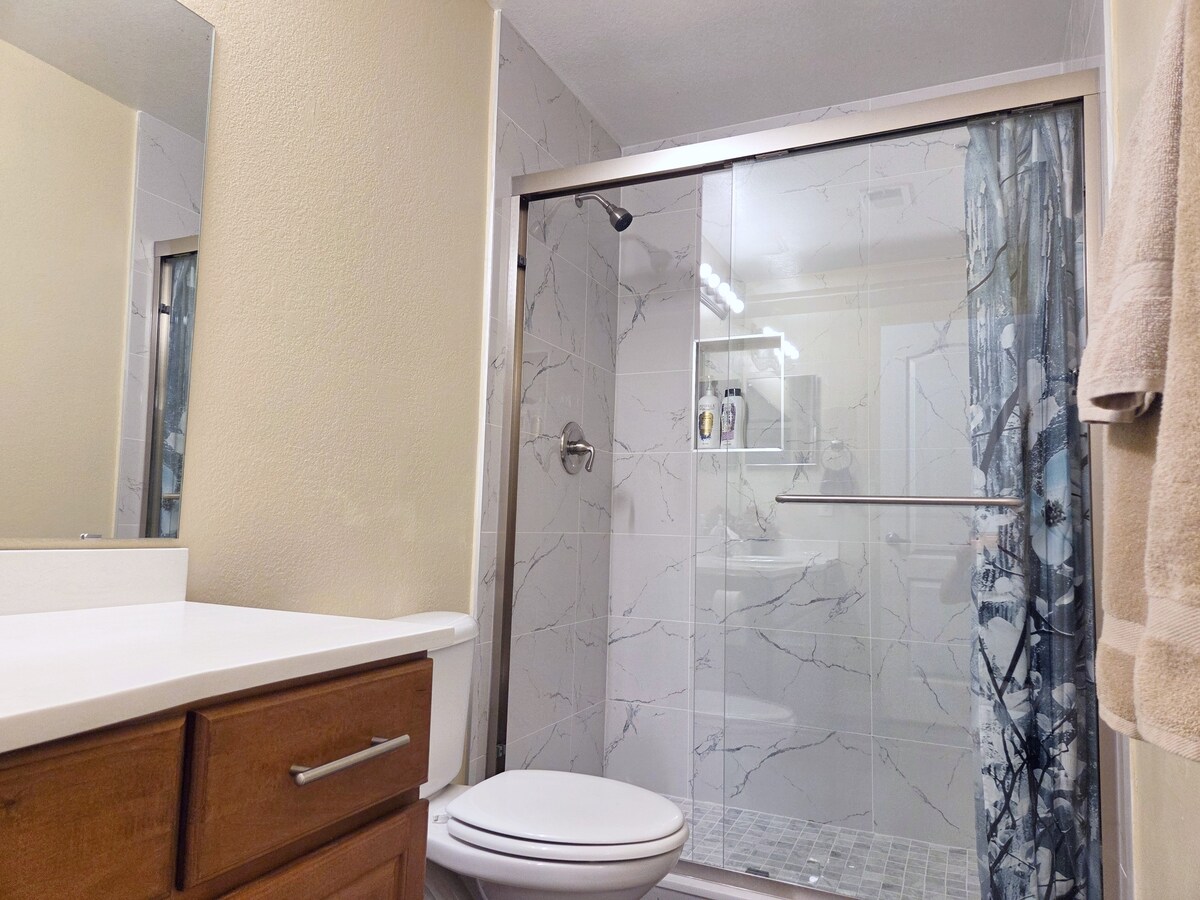 Elegant 2BR/2BA, near Strip, free Parking/Gym/Pool