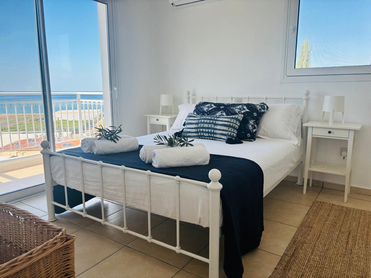 Dormitorio doble 2 con cama tamaño king, balcón con vistas al mar y baño privado 