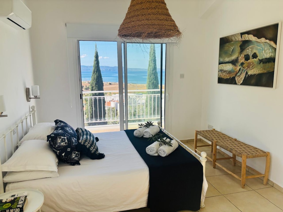 Dormitorio principal con baño y balcón con vistas al mar