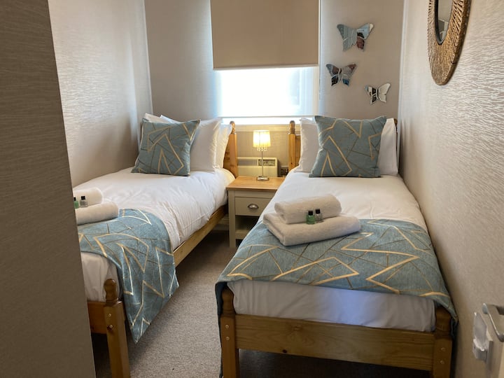 Soba s dva odvojena ležaja i ugrađenim ormarom