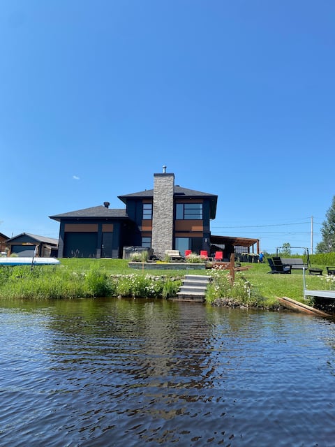 La contemporaine du Lac Aylmer (hot tub, fireplace)