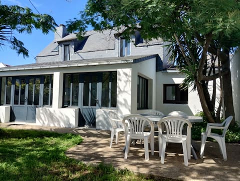 Popular Airbnb listing: Beautiful Villa, sea on foot! 12 people in Saint Pierre Quiberon