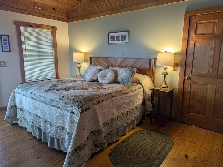 Hauptschlafzimmer mit einem Kingsize-Bett