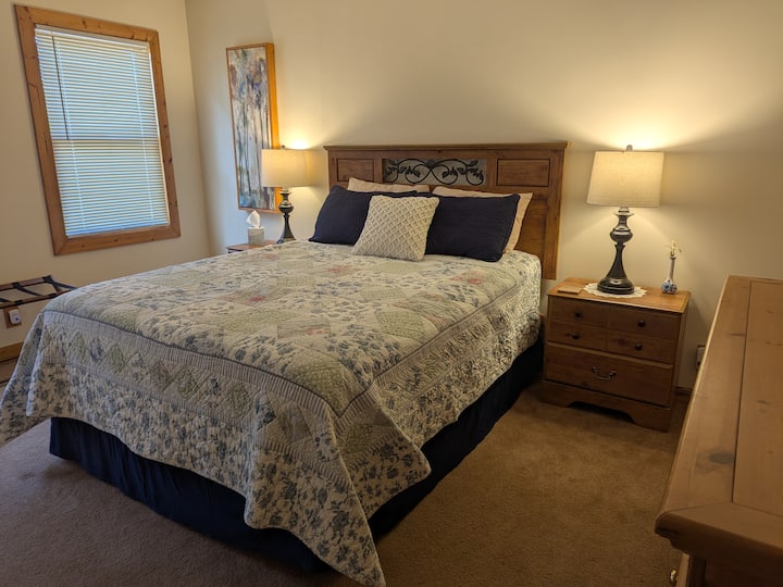 Zweites Schlafzimmer mit Queensize-Bett