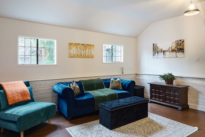 A Charming Cottage Nestled In A Peaceful Woodland - Woking