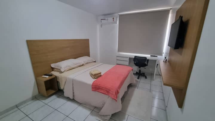 chumba chenye hewa safi, kitanda cha watu wawili, dawati la uandishi na televisheni mahiri. 