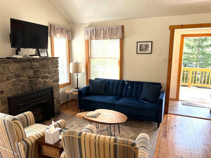 * Hot Tub * Cozy * Romantic * Long stay discount