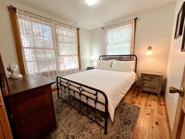 * Hot Tub * Cozy * Romantic * Long stay discount
