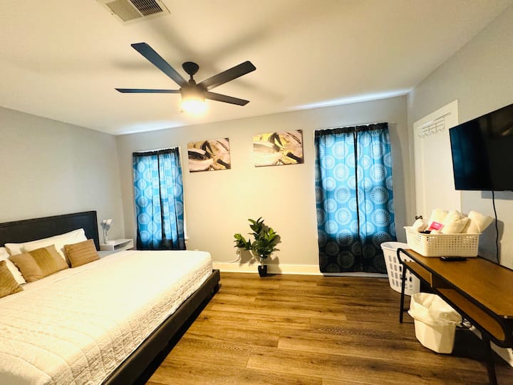 استمتع بإقامتك في الغرفة رقم3 مع سرير كينج، وتلفزيون ذكي، ومنقي هواء، ومناشف استحمام ومناشف، وأقمشة تنظيف مكياج سوداء، ومكواة/لوح في الخزانة. استرح واسترخ في راحة!