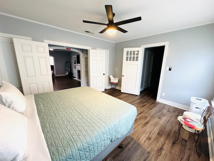 استمتع بإقامتك في الغرفة رقم4 مع سرير كينج، ومناشف استحمام ومناشف، وملابس تنظيف مكياج سوداء، وخزانة. تؤدي غرفة النوم هذه إلى غرفة المعيشة (راقب خطواتك) والممر. استرح واسترخ في راحة!